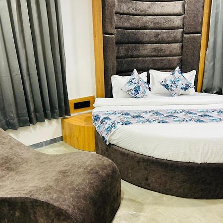 Hotel M Grand 아흐메다바드 외부 사진