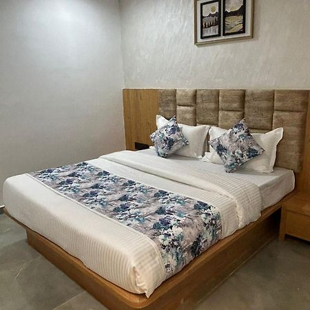 Hotel M Grand 아흐메다바드 외부 사진