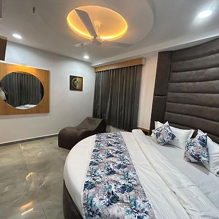 Hotel M Grand 아흐메다바드 외부 사진
