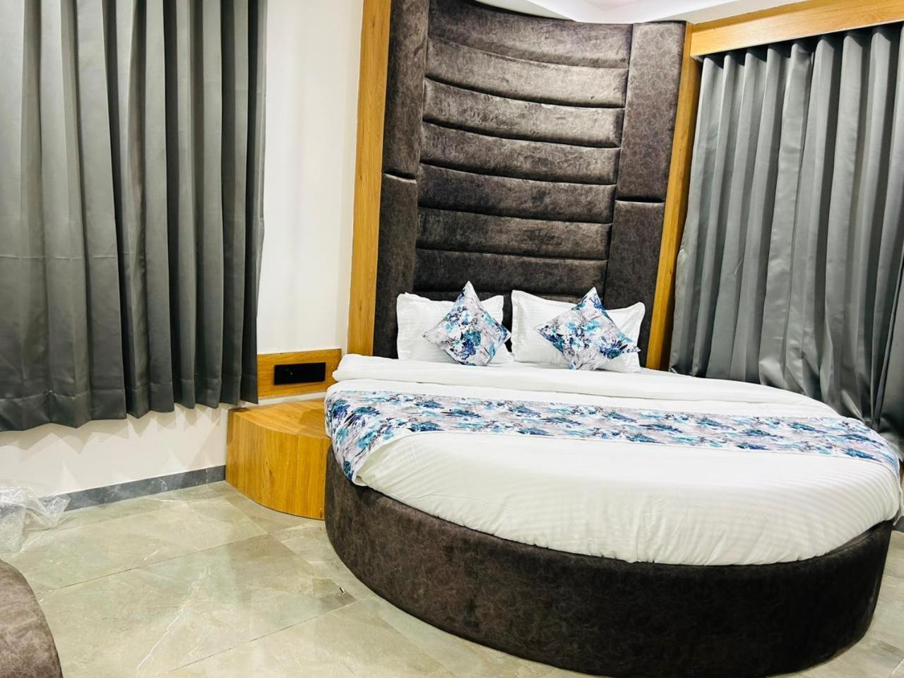 Hotel M Grand 아흐메다바드 외부 사진