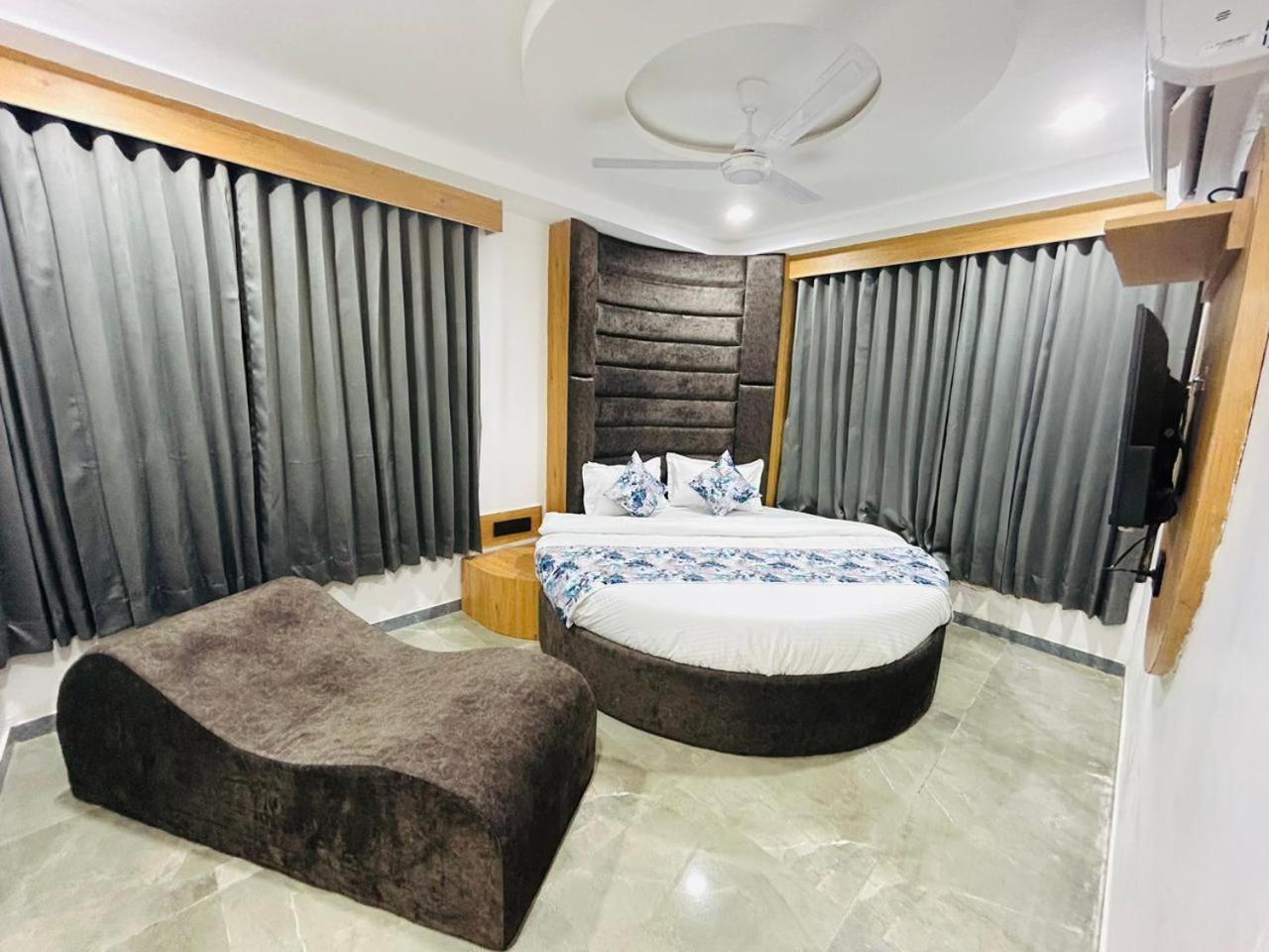 Hotel M Grand 아흐메다바드 외부 사진
