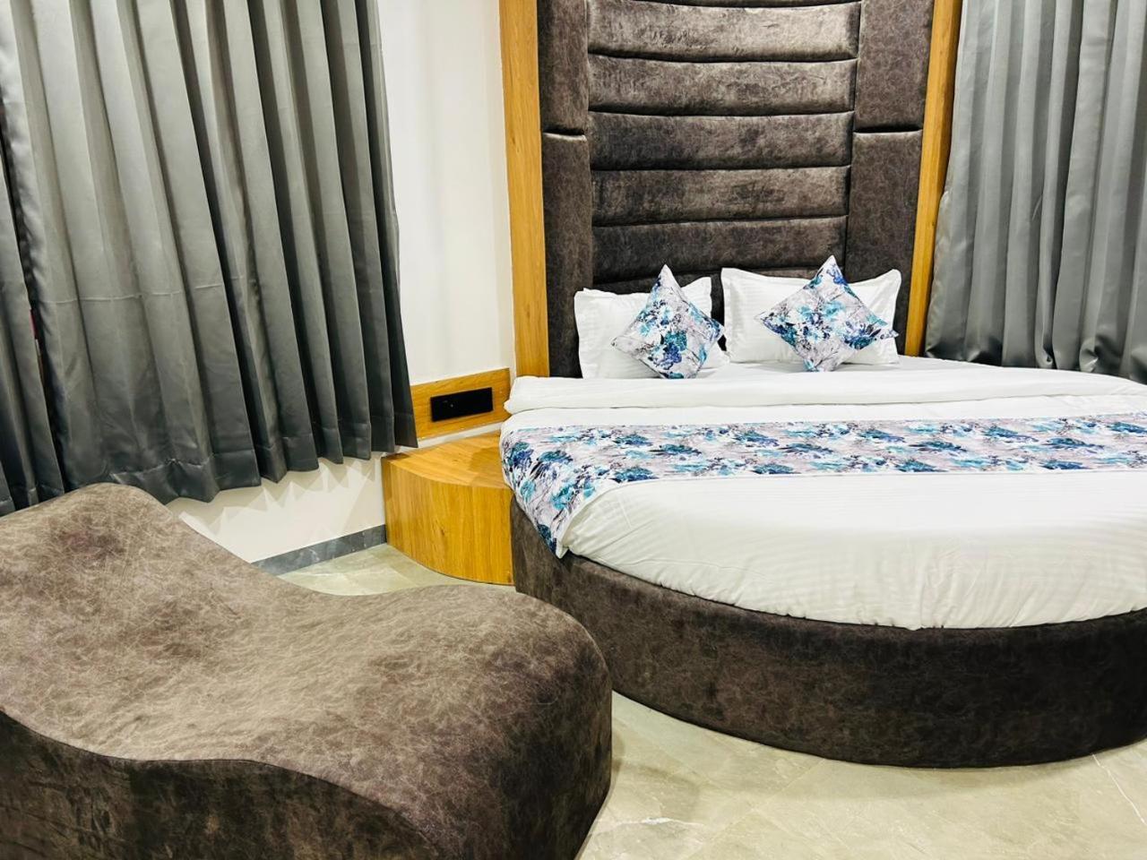 Hotel M Grand 아흐메다바드 외부 사진