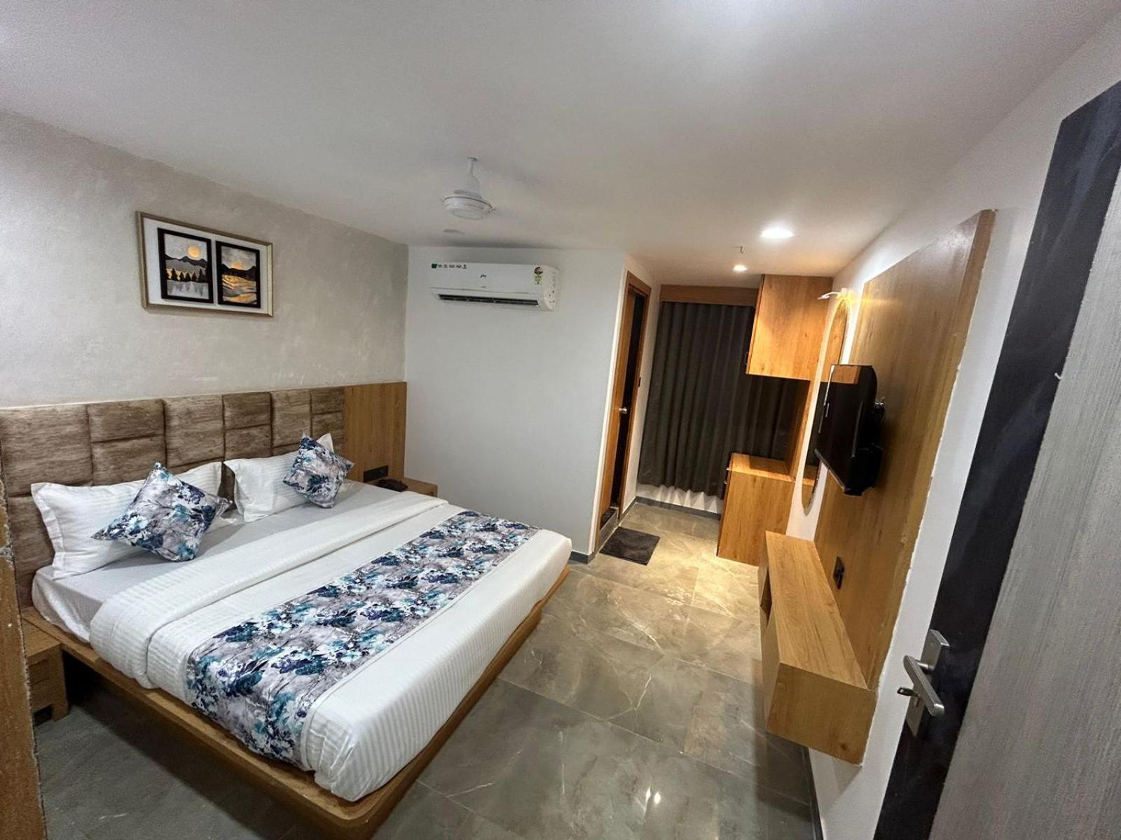 Hotel M Grand 아흐메다바드 외부 사진