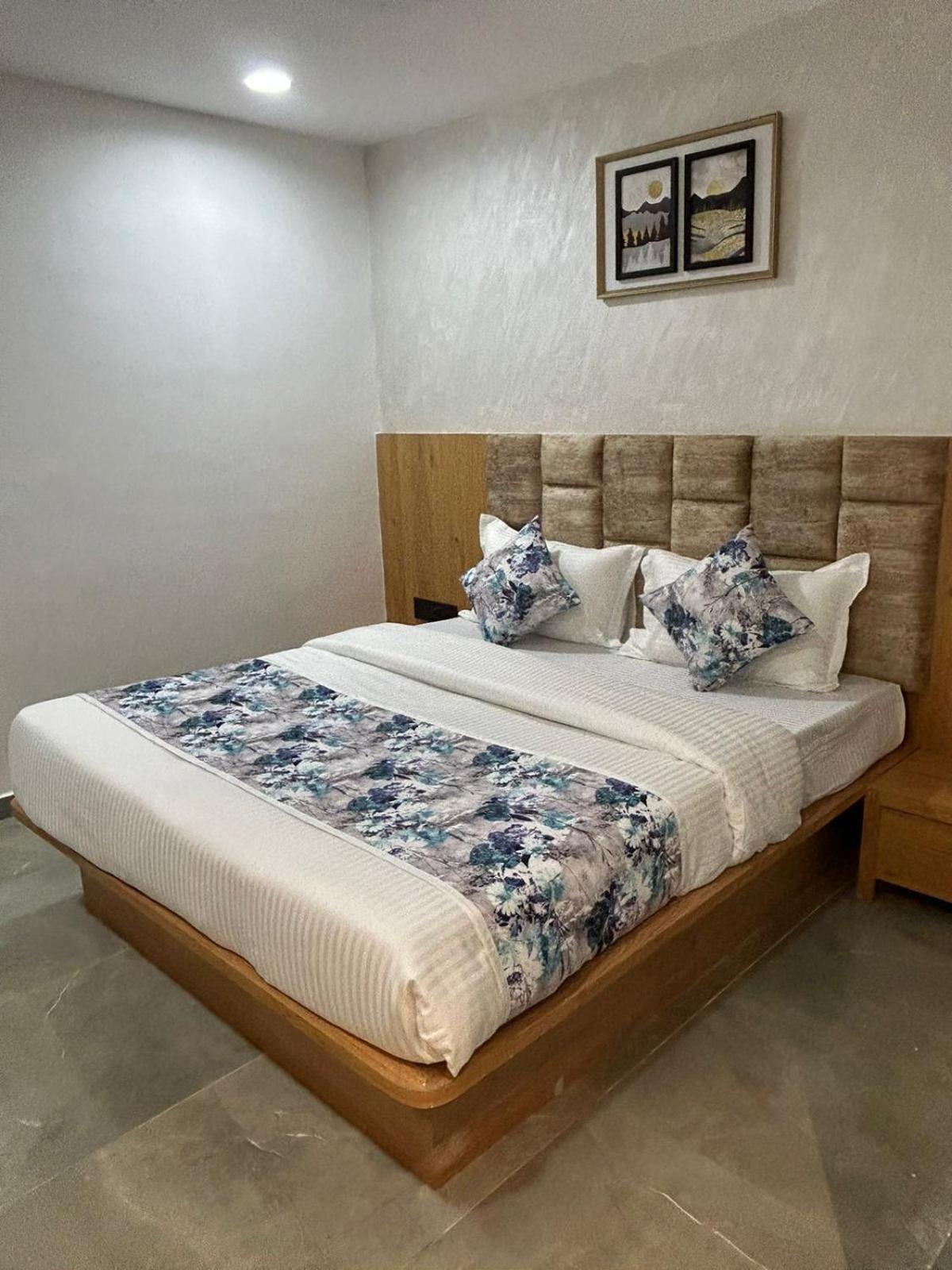 Hotel M Grand 아흐메다바드 외부 사진