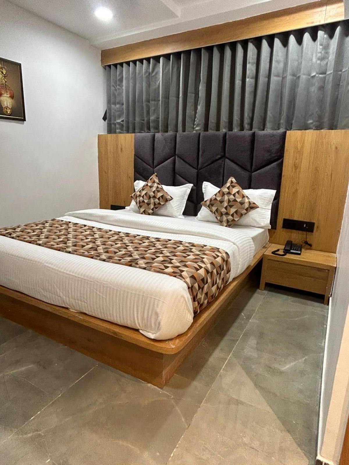 Hotel M Grand 아흐메다바드 외부 사진