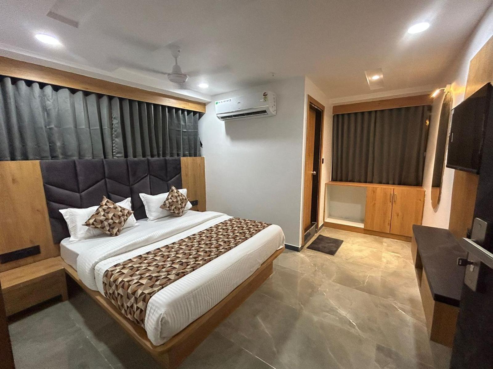 Hotel M Grand 아흐메다바드 외부 사진