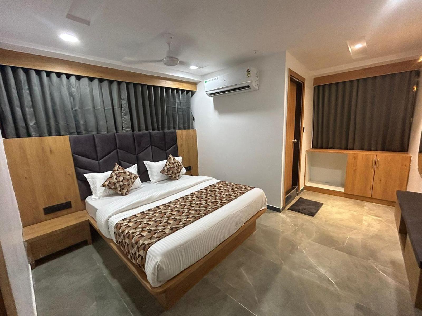 Hotel M Grand 아흐메다바드 외부 사진