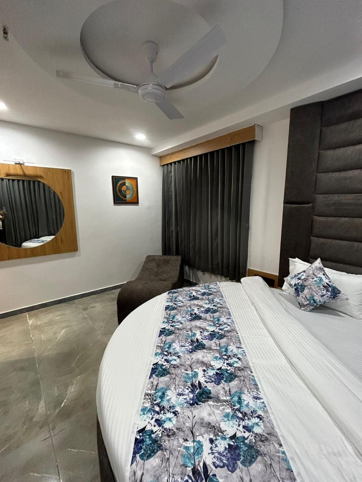 Hotel M Grand 아흐메다바드 외부 사진